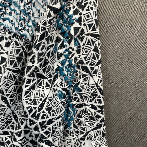 Ariat Black and White Graphic Bell Sleeve Blouse - Picture 8 of 11